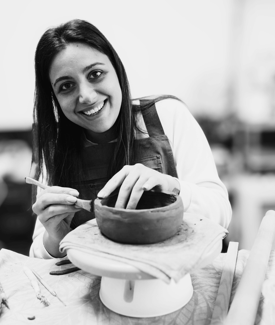 Sara, ceramista e fondatrice di SAP Handmade, al lavoro al tornio